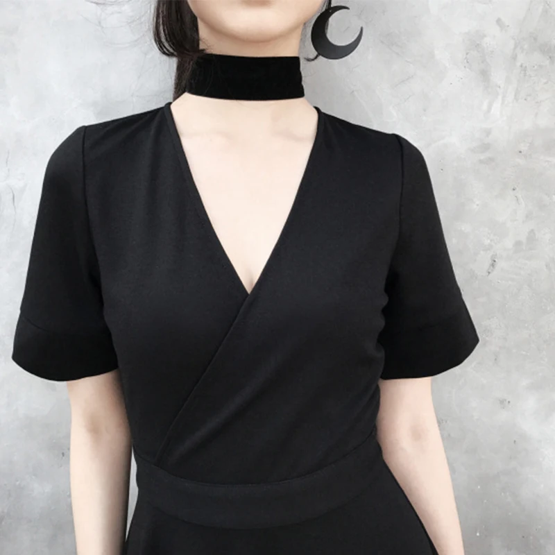 Женское винтажное платье в стиле стимпанк черное с открытой спиной и треугольным