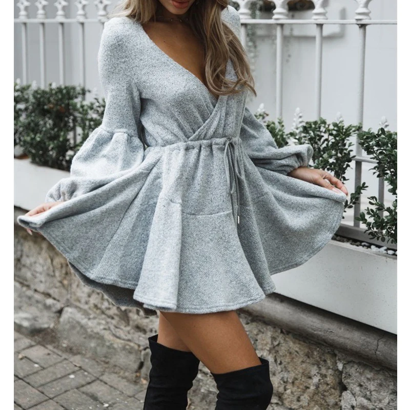 Трикотажное платье с глубоким вырезом женское осеннее длинным рукавом и поясом