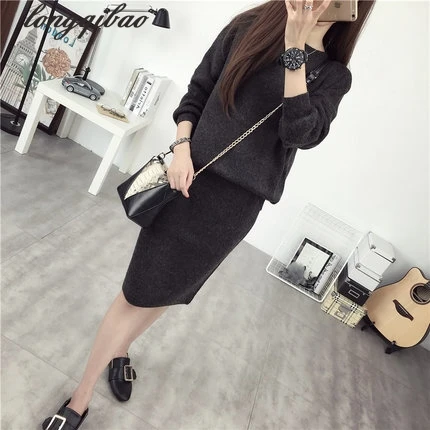 Женский трикотажный костюм из двух предметов юбка-свитер с круглым вырезом и