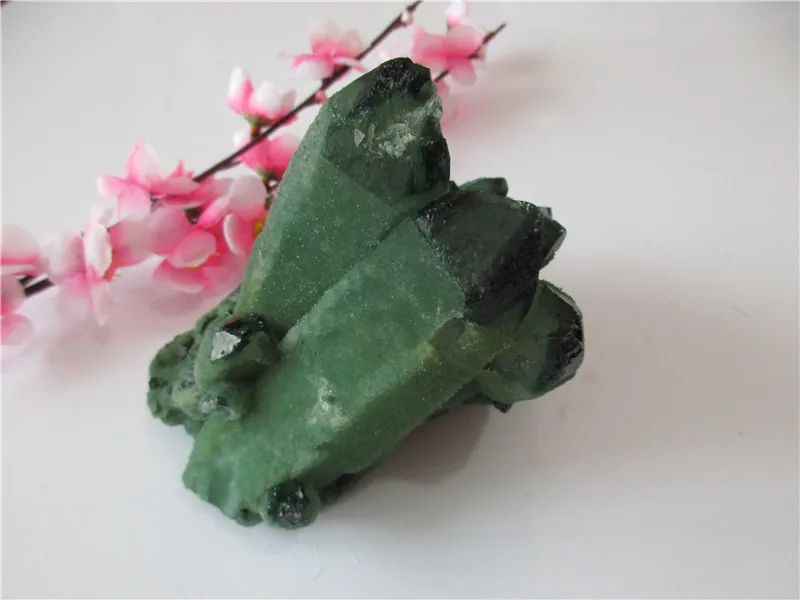 Уникальный натуральный зеленый кристаллический кластер фотоэлемент