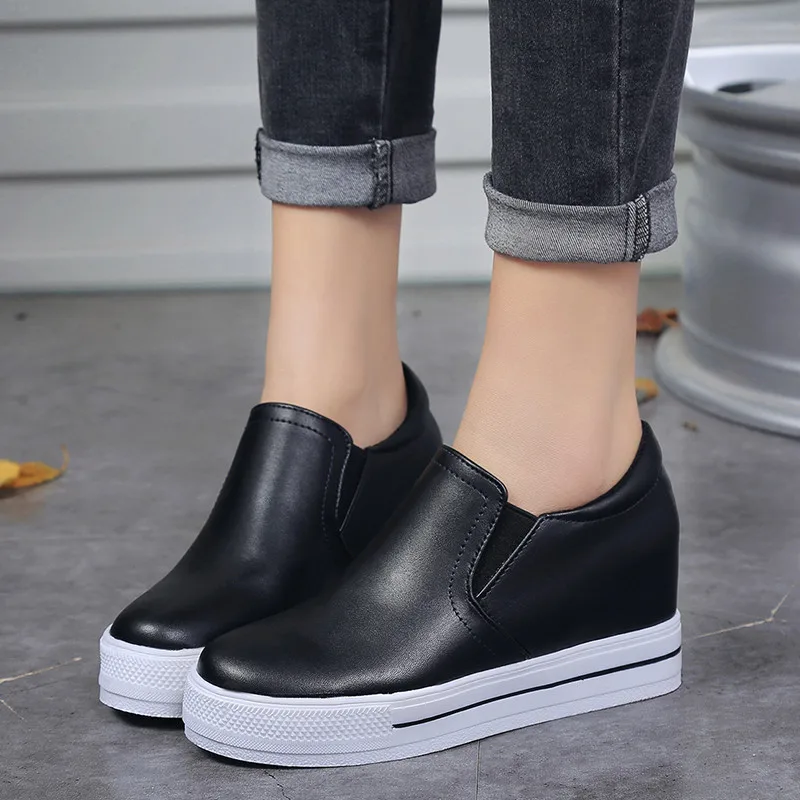 Женские кроссовки на танкетке и платформе черные кожаные лоферы с круглым носком