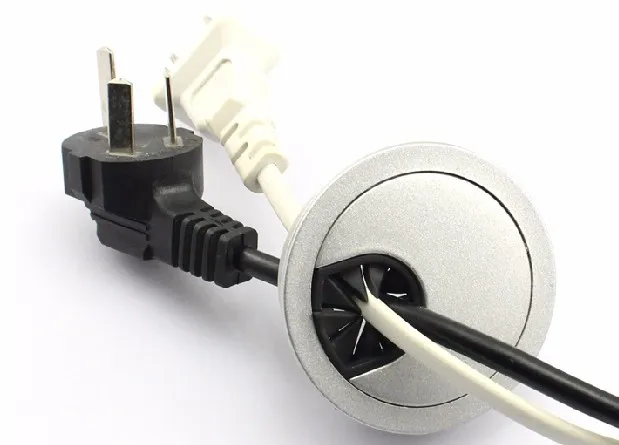 50-мм пластиковая втулка для прокладки кабелей на компьютерном столе для офиса.