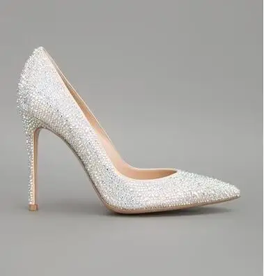 Элегантное шикарное платье с украшением в виде кристаллов на высоком каблуке