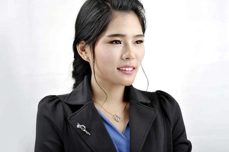 Однотонная женская серебряная брошь Модная с цветком тюльпана из циркония.