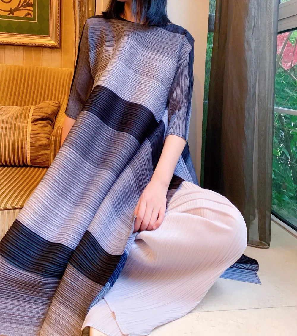 Miyake, платье в тонкую полоску, платье со складками, платье с короткими рукавами