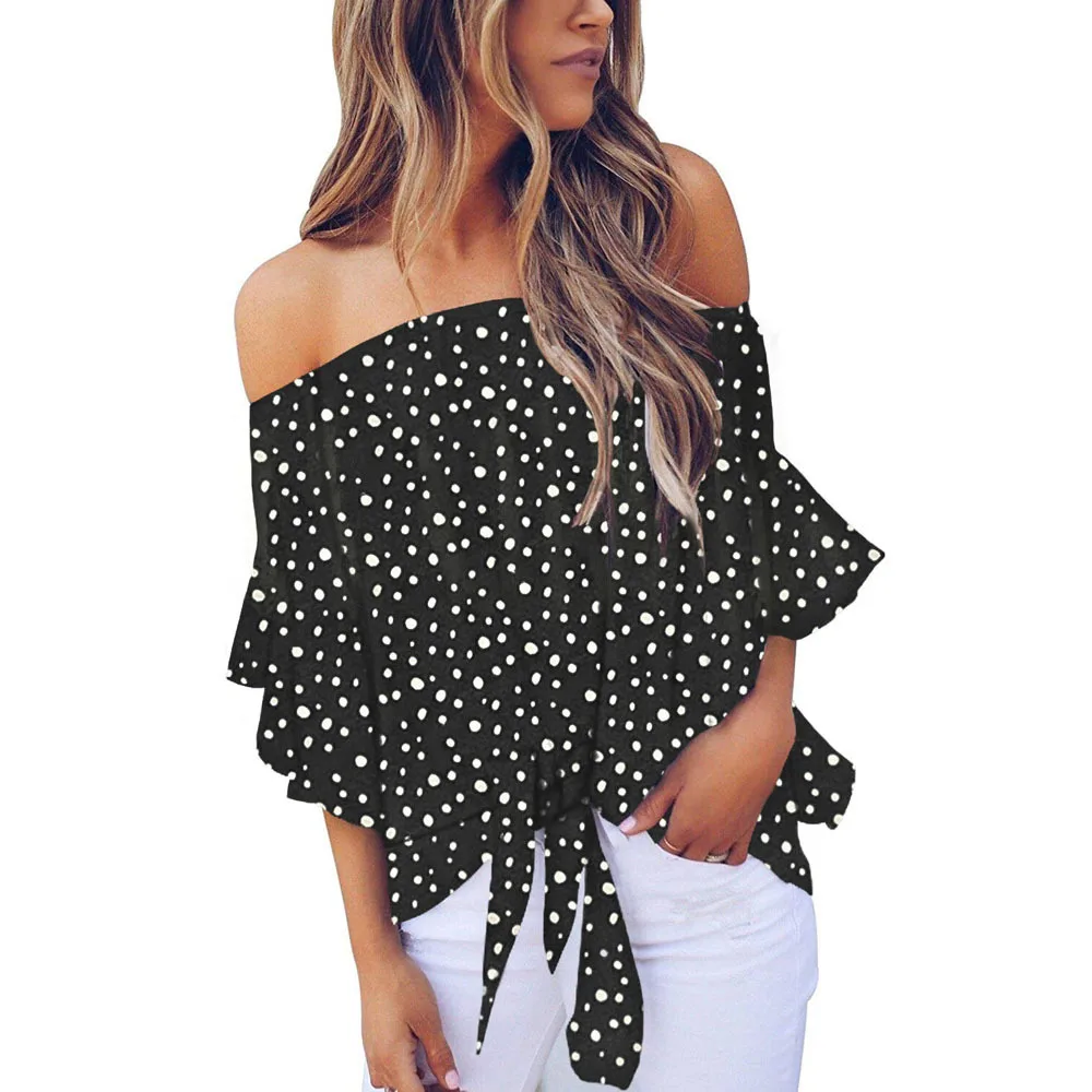 Женский топ в горошек с рукавами-колокольчиками и открытыми плечами завязками