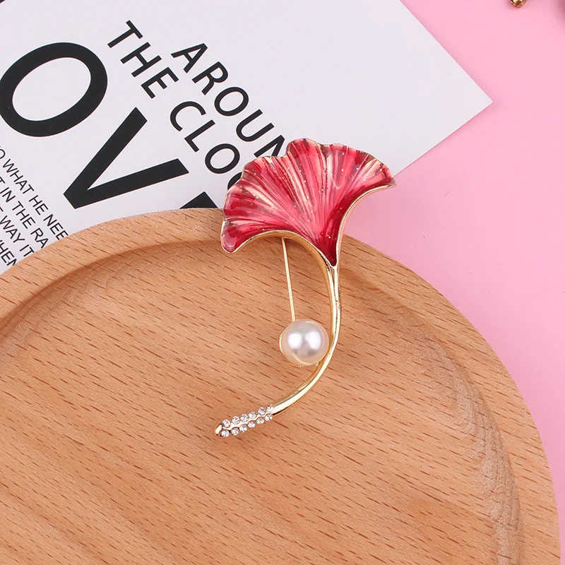 Элегантная металлическая брошь LUBOV в виде красных и белых листьев гинкго