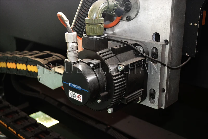 Сменный инструмент ATC cnc router1530 с 8-12 журналами инструментов и HSD шпинделем 9 кВт |
