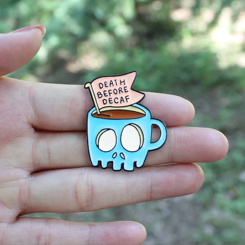 Мультяшный синий череп кофейная чашка эмалированная брошь Death BEFORE decaf' Хэллоуин