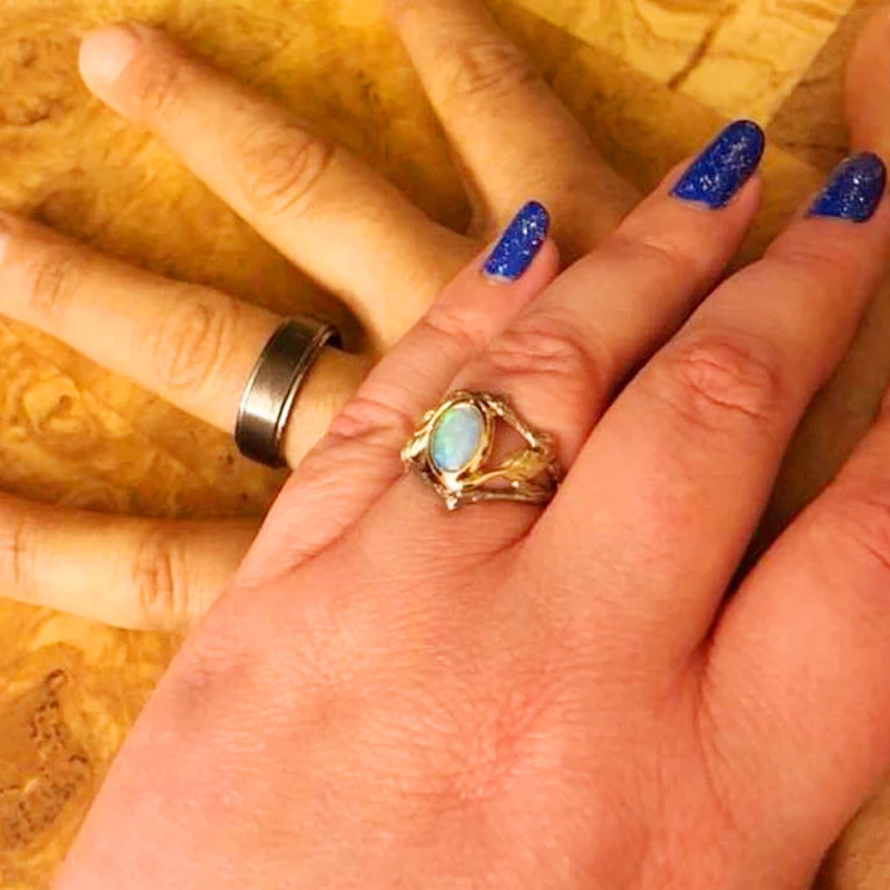 Женское кольцо с волнистым камнем обручальное белым огненным опалом золотыми и