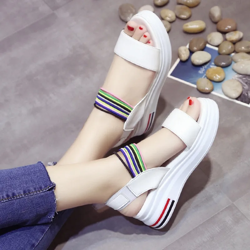 Женские сандалии на платформе с радужным ремешком повседневные пляжные высокой