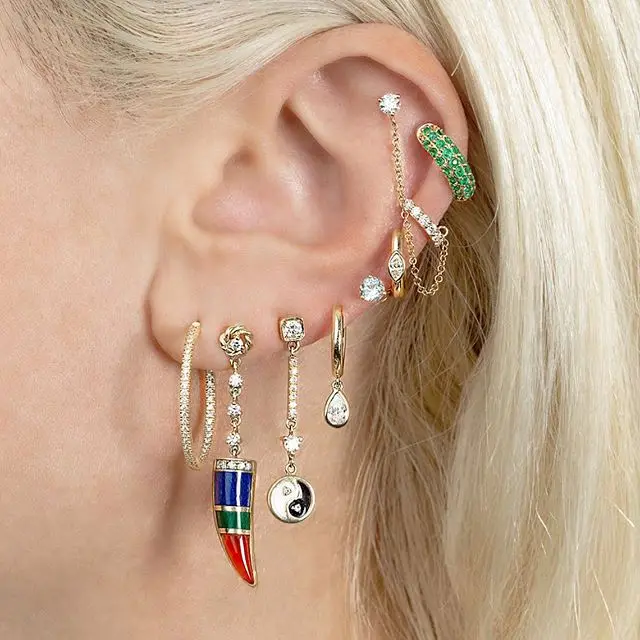 Красочные эмалевые маленькие серьги с фианитами длинные висячие золотым