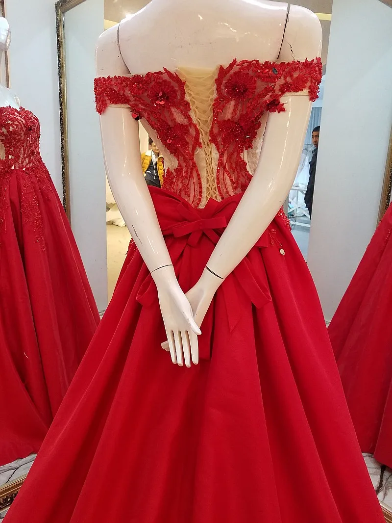 Роскошное вечернее платье без рукавов расшитое бисером и жемчугом с аппликацией