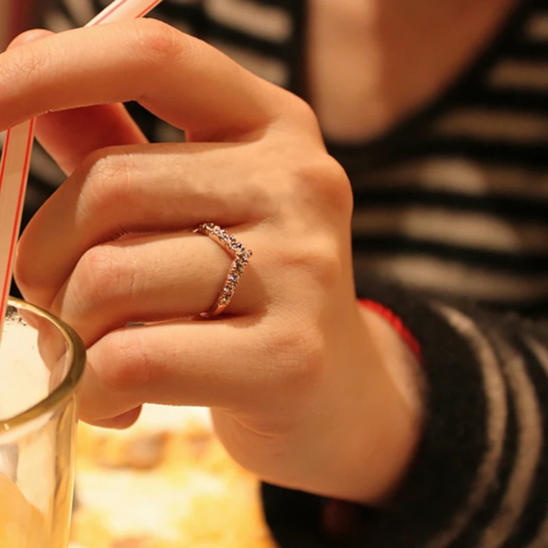 Вспышки классическое v образное кольцо с инкрустированным кристаллом золотого