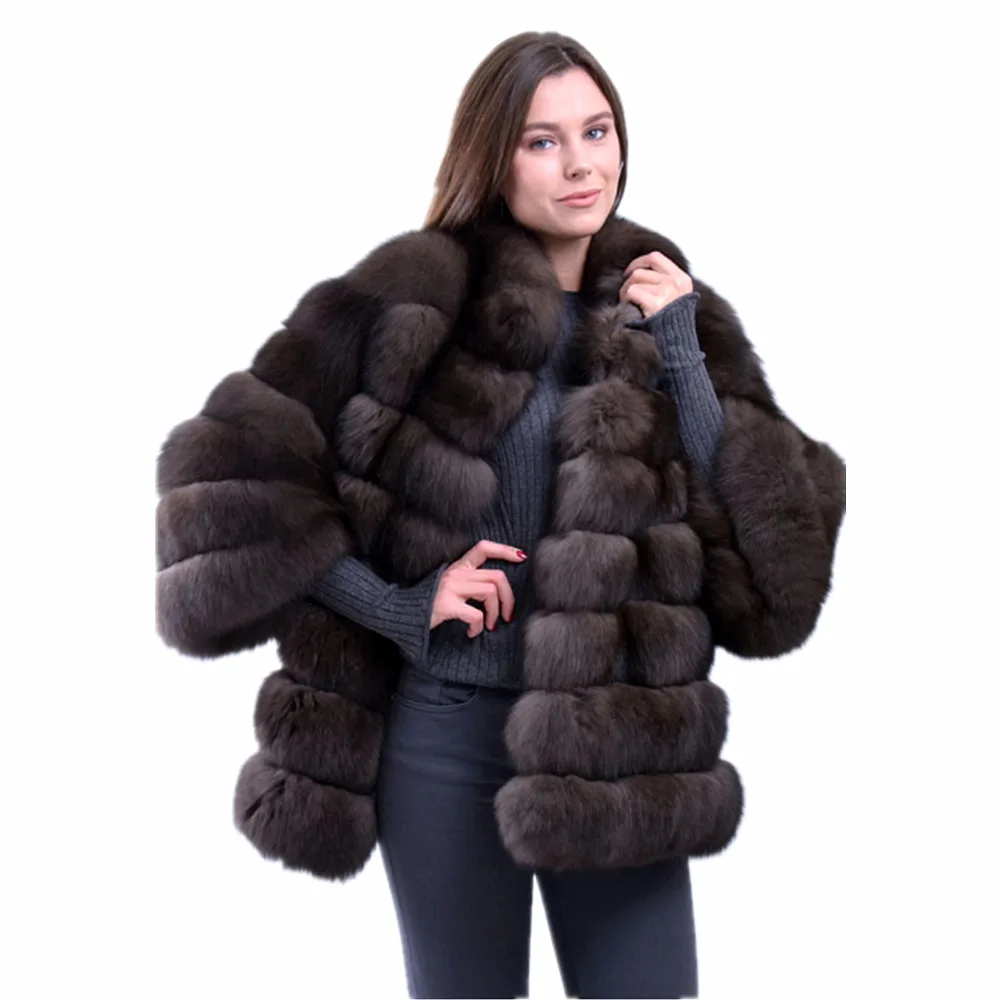 Модное зимнее женское пальто с натуральным мехом белое из лисьего меха круглым