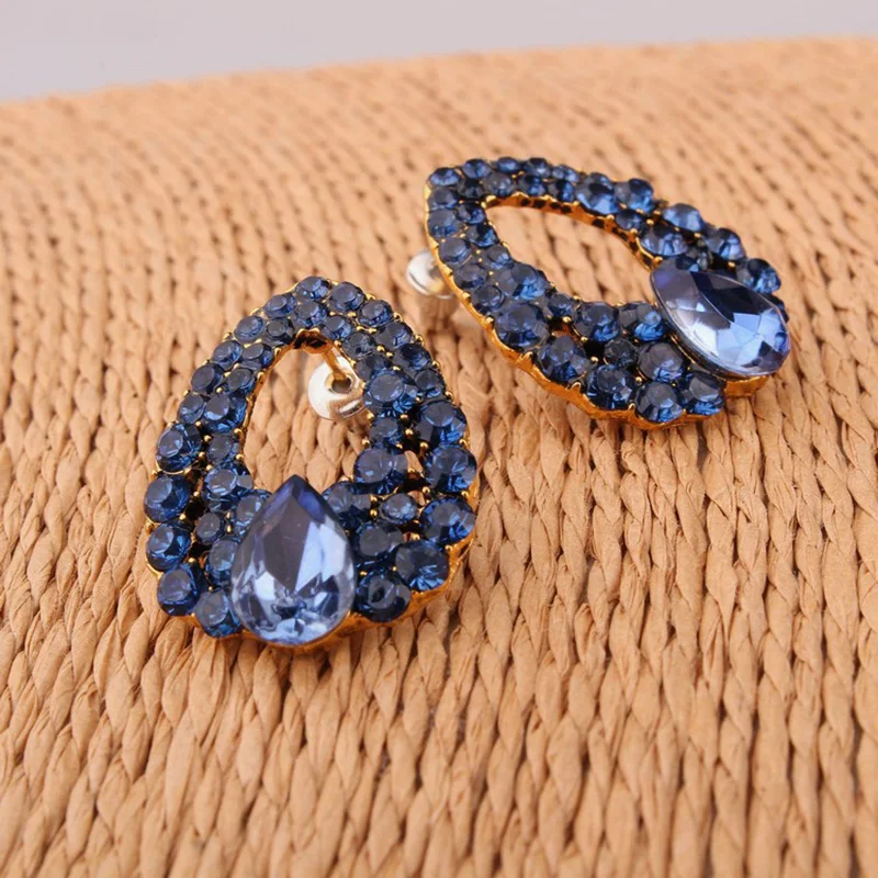 Серьги-гвоздики с голубыми кристаллами золотого цвета Стразы овальные