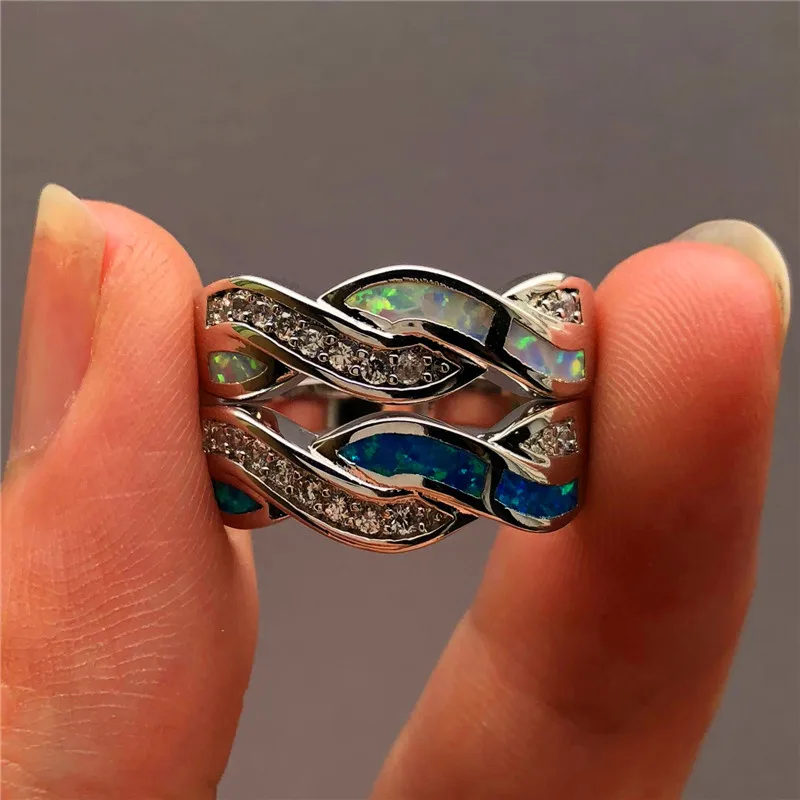Женское кольцо с голубым и белым огненным опалом обручальное серебряного цвета