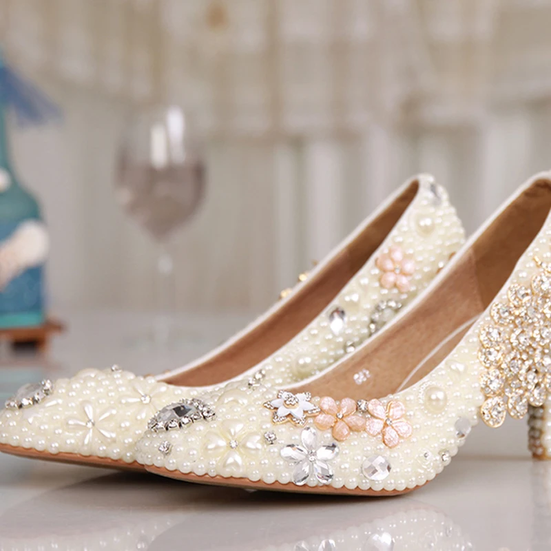 Дамские туфли для выпускного бала жемчужно-белые свадебные на каблуке рюмочка