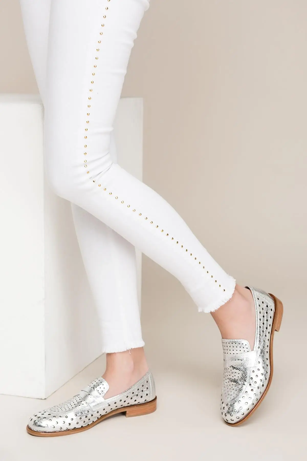 Женская обувь из натуральной кожи с жемчугом Цвет Серебристый коллекция 120130002431