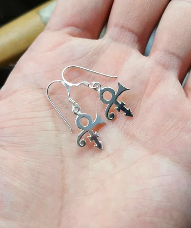 10 pcs New Arrival Fashion Cute Tiny Silver Plated Prince Symbol Hood Earring Jewelry for Women Girls Gift SanLan | Украшения и