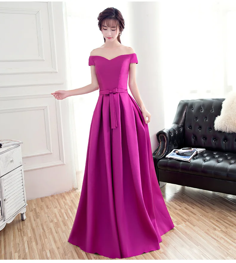 Элегантное зеленое вечернее платье с открытыми плечами на осень и зиму вырез