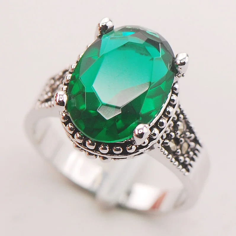 Кольцо с камнем изумруд 2023. Имитация изумруда. Кольцо с изумрудом в золоте. Изумруд для женщины. Кольцо с изумрудом 585.