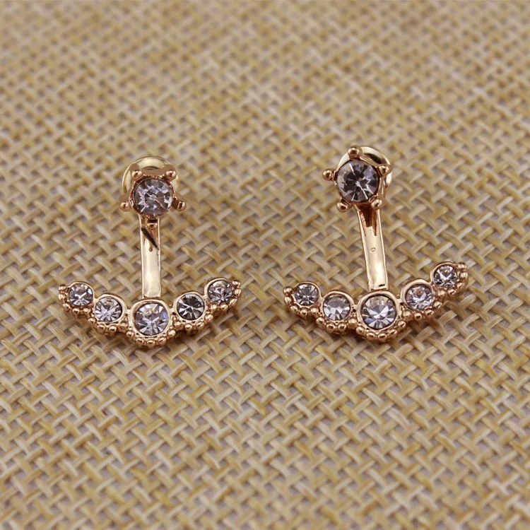 Женские серьги гвоздики с фианитами изогнутые золотого цвета геометрическим