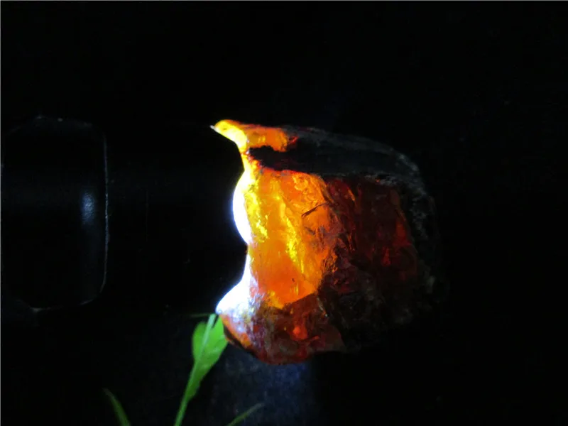 

Natural Blood Red Amber stones Perot Blood Crystal Specimens Unique Home Decorations Furnishing Articles Crafts collection