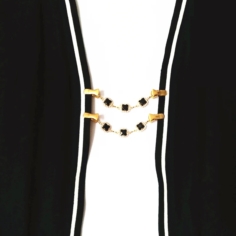 Стильный золотой кардиган с цепочкой зажим для свитера черными кристаллами