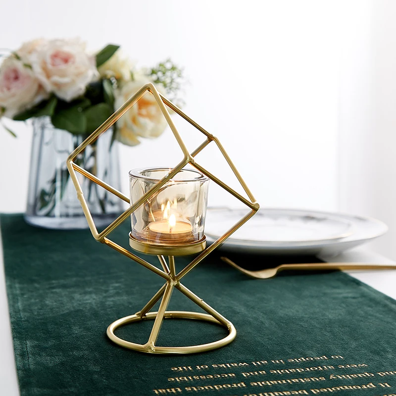 Роскошный металлический подсвечник с геометрическим рисунком романтическое