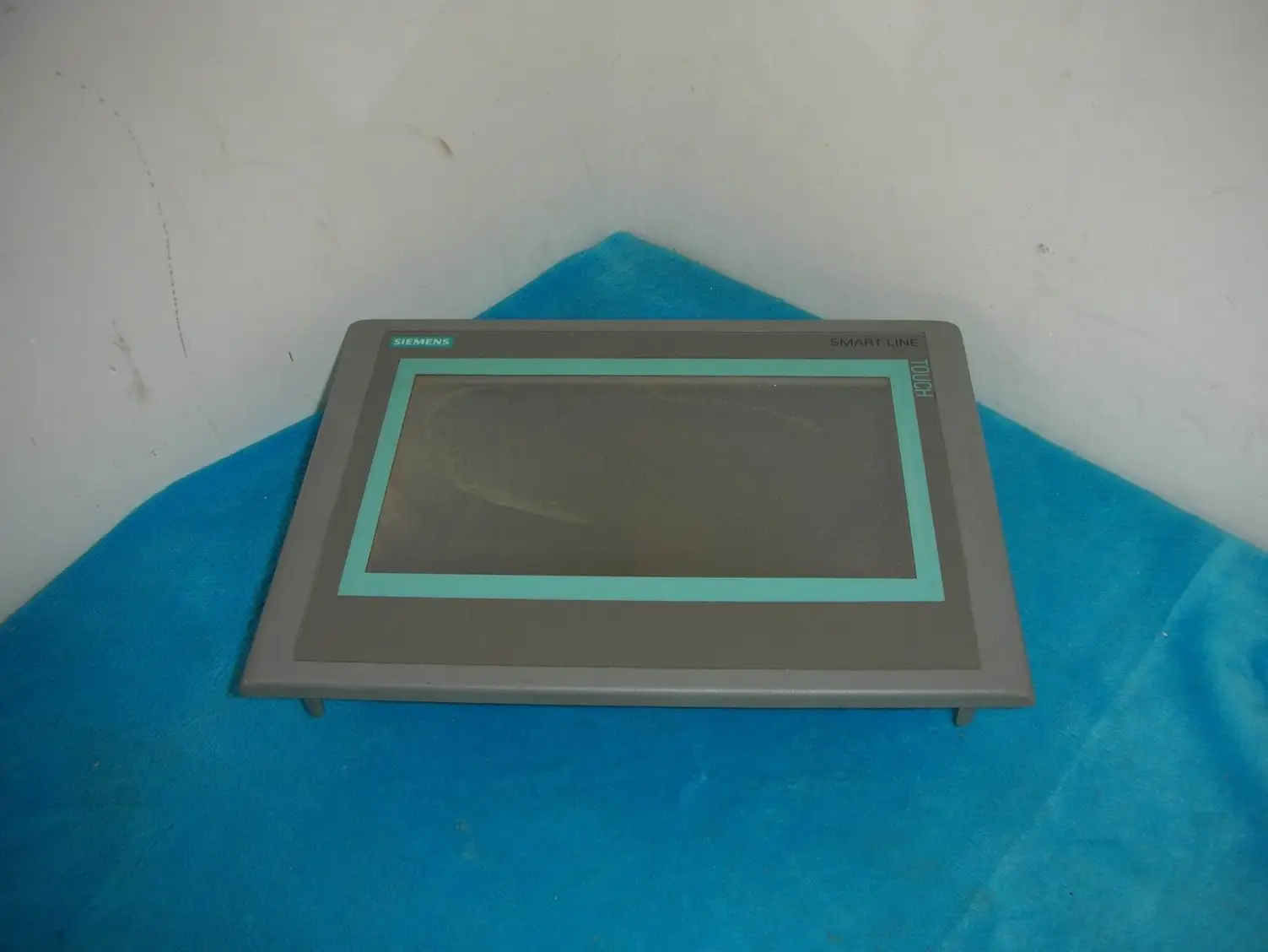 

1 шт используется 7-дюймовый сенсорный экран 6AV6648-0BC11-3AX0 Smart700IE