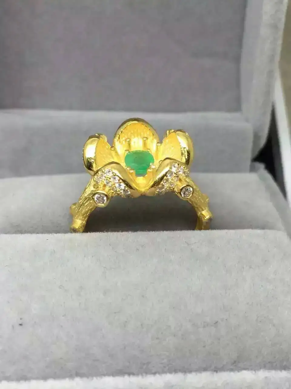 Женское кольцо с натуральным зеленым изумрудом из серебра 925 пробы вечерние