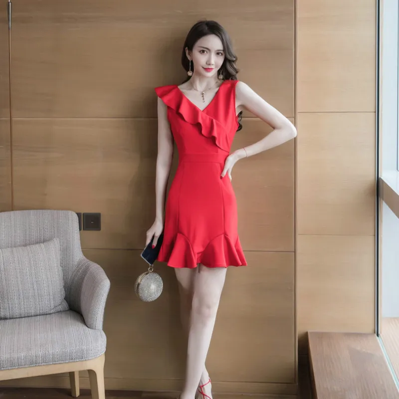 Женское платье с оборками красное трапециевидной формы без рукавов v образным