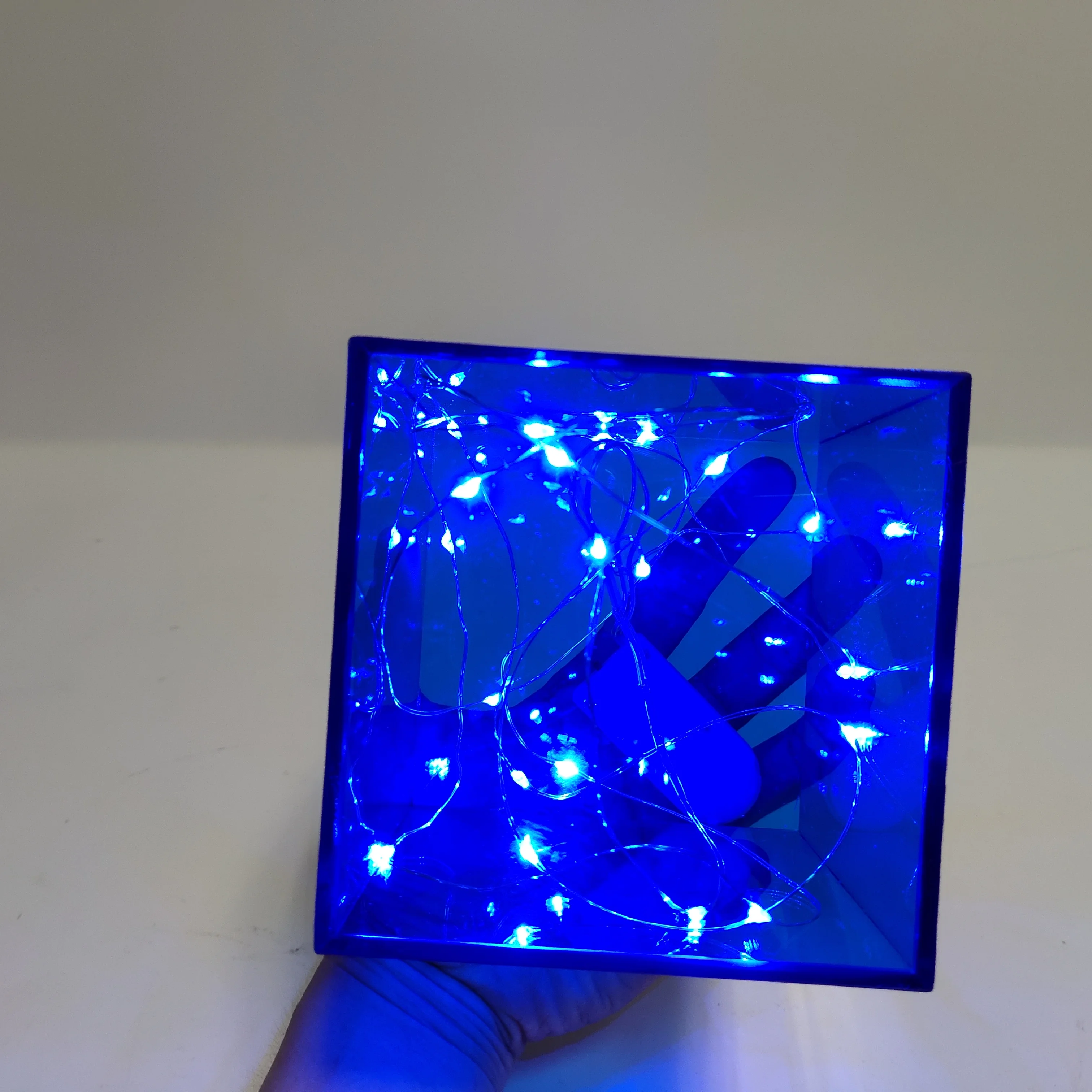 Tesseract светодиодный игрушки Фигурки 1:1 Косплэй 10x10 см танос Бесконечность камни