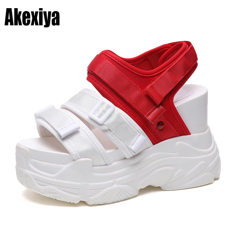 Женские сандалии на танкетке белые черные повседневные толстой подошве модель