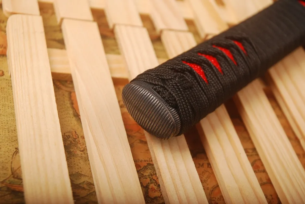 Прямой Tsuka черный шелк Ито и имитация Красной Rayskin сплава фучи Кашира подходит для