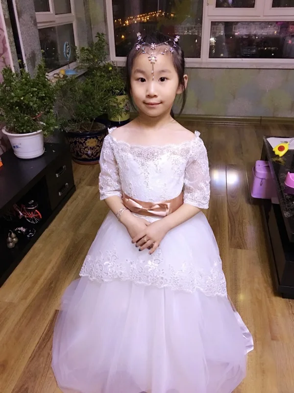 Платье на Первое причастие с вырезами спине аппликациями бантом рукавами до