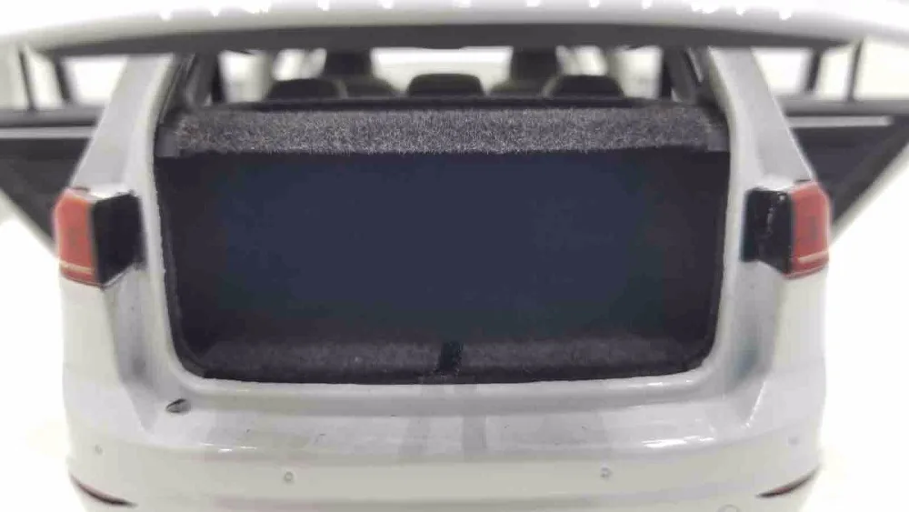 1:18 литая под давлением модель для Volkswagen Golf 7 Sportsvan белый вагон редкий сплав игрушечный автомобиль миниатюрная коллекция спортивный фургон MK7 7