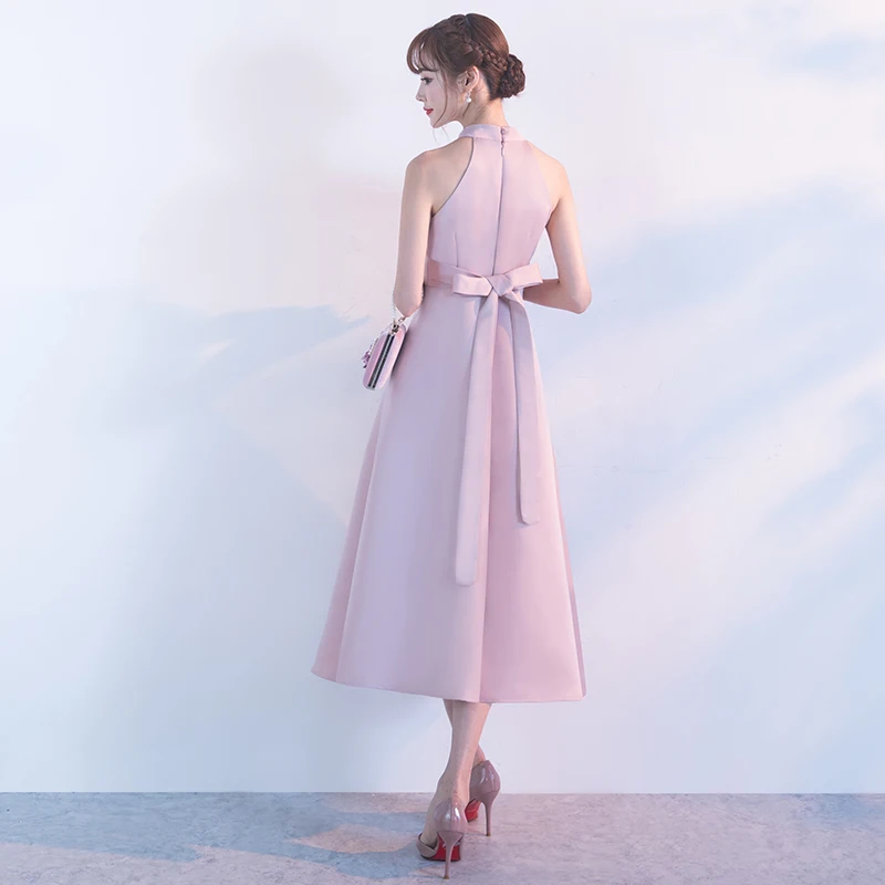 Женское атласное платье с лямкой на шее розовое коктейльное поясом элегантное