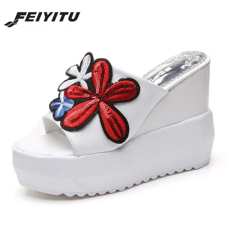 Женские тапочки FeiYiTu на очень высокой танкетке с вышивкой в виде роз