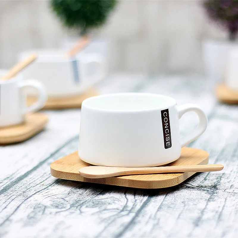 Низкая цена кофейные чашки и бамбуковые блюдца набор ложек включает в себя