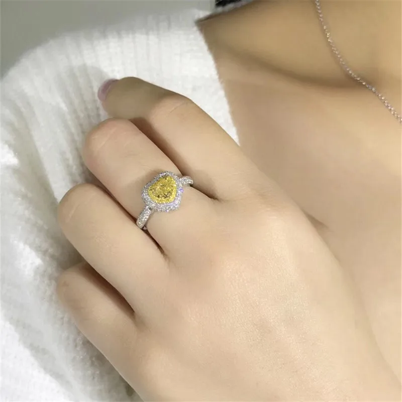 Кольцо женское из серебра 925 пробы с топазом бриллиантами | Украшения и