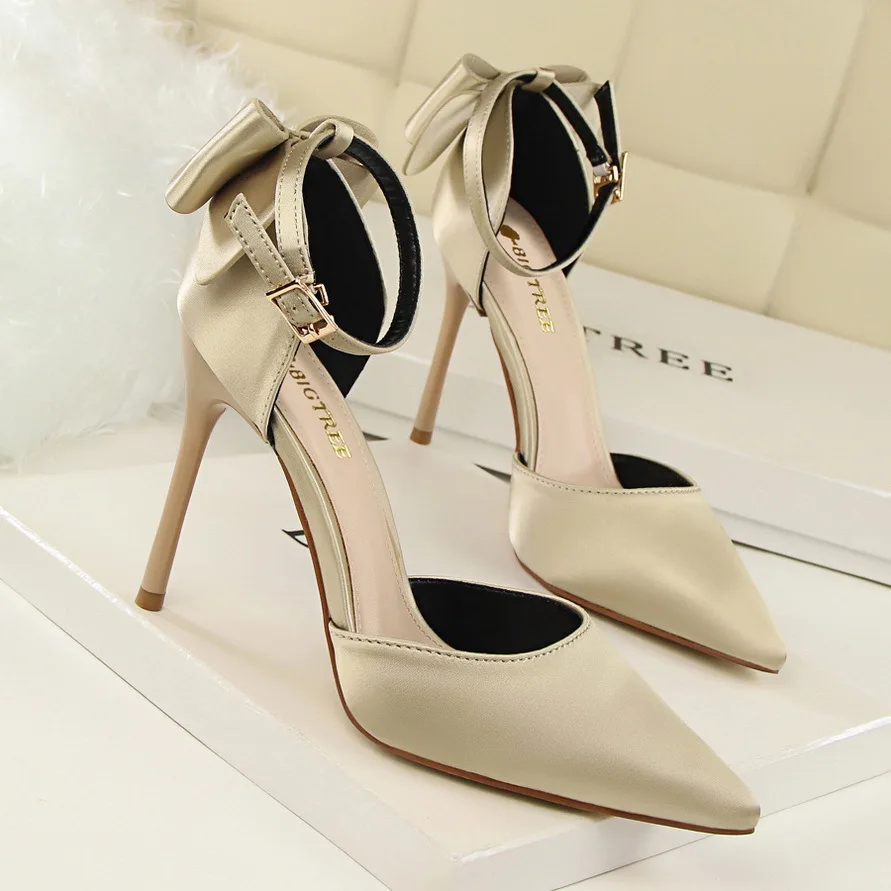 Sweet Bowtie Buckle Sandals Women 2018 New Autumn Fashion Solid Silk Shallow Sandals Sexy Pointed Toe Women's High Heels Shoes