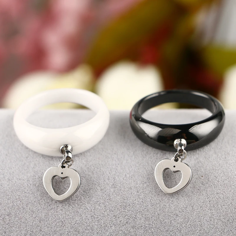 Женский ювелирный комплект из серег гвоздиков и кольца с керамическим