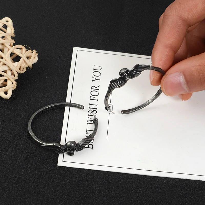 Серьги-кольца в виде черепа металлические черные большие круглые серьги для