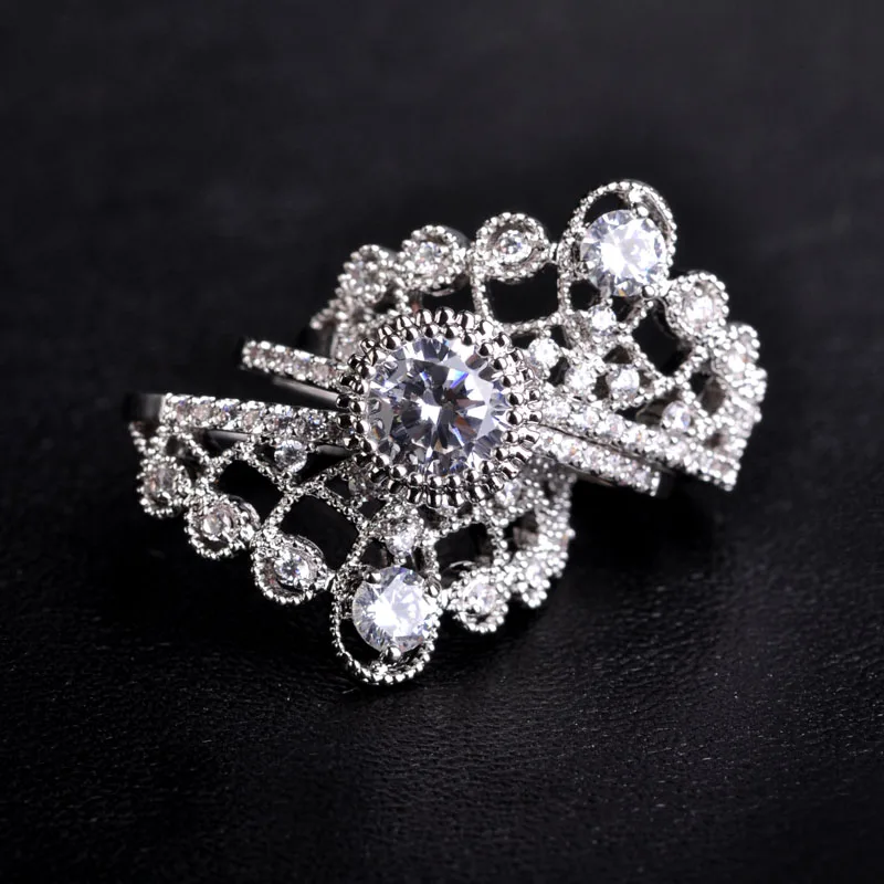 Женское кольцо с тремя штабелируемыми коронами Blucome золотого цвета круглым