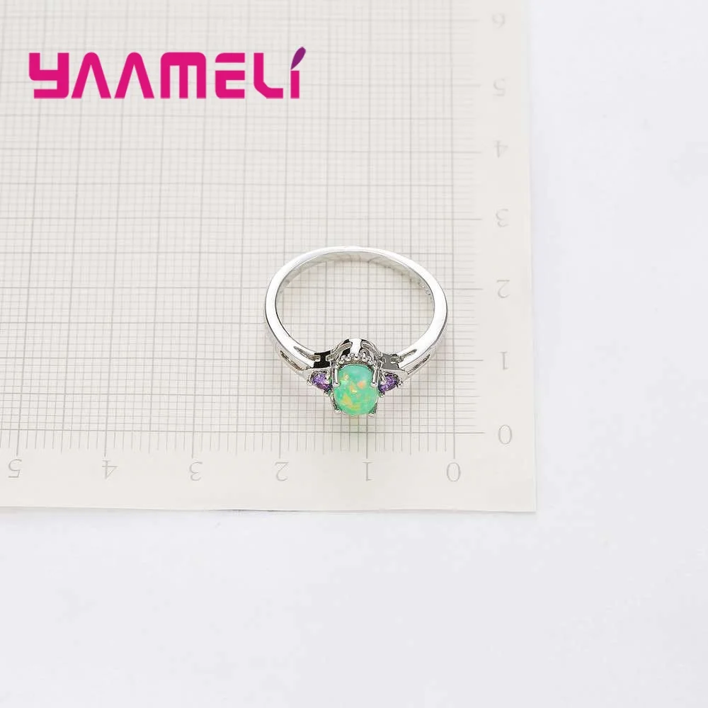 Кольцо из серебра 925 пробы с зеленым опалом и двумя красивыми фиолетовыми