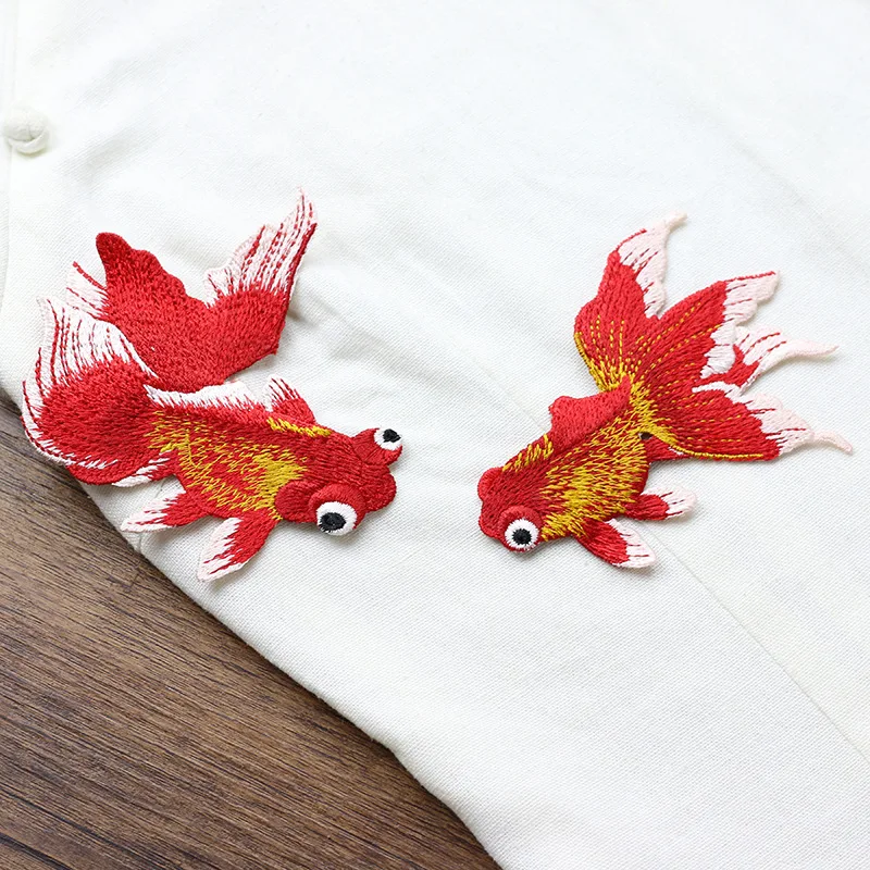 Купи A Pair of Goldfish Embroidered Cloth Patch Fish Animal Patch Sew On 3D Sticker Patches for Clothing Applique Embroidery Badge за 295 рублей в магазине AliExpress