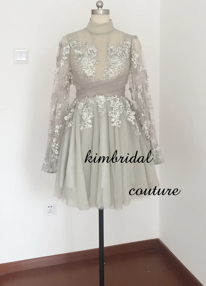 Короткое коктейльное платье для встречи выпускников с высоким воротником и