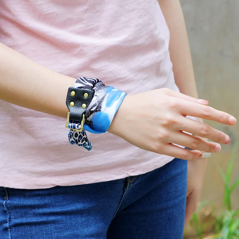 Новый небесно-голубой шелковый шарф с леопардовым цветком черная кожаная сумка